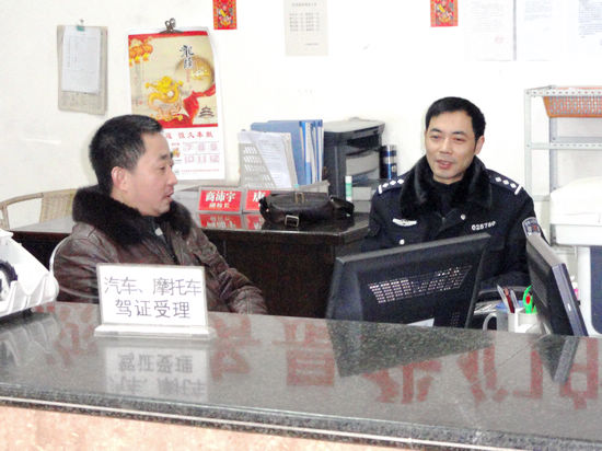 叙永交警进企业开展“警民亲”活动(图1)