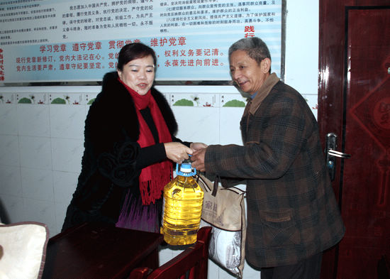 龙马潭区国税局党员志愿者开展节前帮扶慰问活动(图3)
