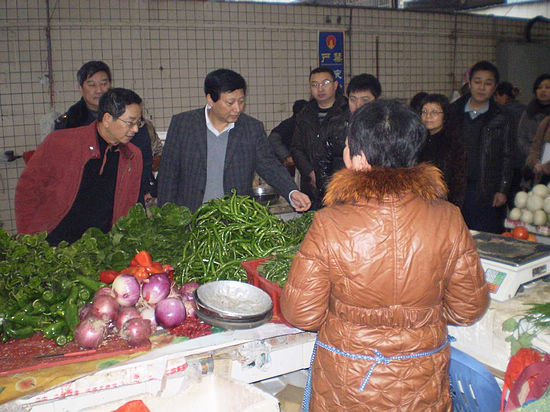 曹建国视察江阳区节日食品市场安全(图4)
