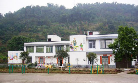 纳溪区打造温馨人口计生户外宣传环境迎新年(图3)