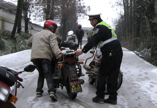 叙永交警加强雪凌路面巡查保畅通(图2)