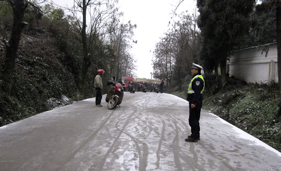 叙永交警加强雪凌路面巡查保畅通(图1)