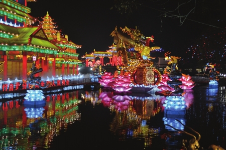 自贡灯会昨晚亮灯&nbsp;火树银花迷人眼(图1)