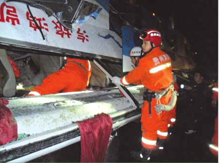 "浙江包车回泸州&nbsp;18人魂断他乡"：3大原因致车祸(图3)