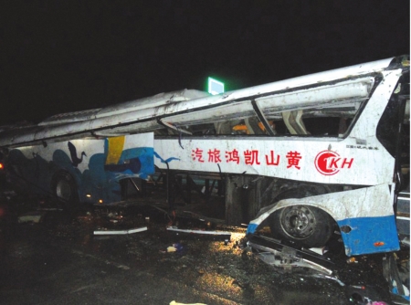 "浙江包车回泸州&nbsp;18人魂断他乡"：3大原因致车祸(图2)