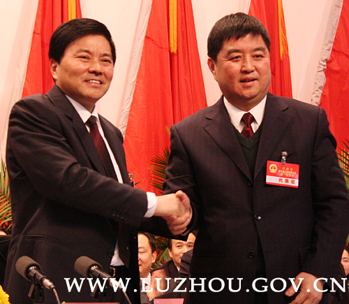 陈雁当选泸州市人大常委会主任&nbsp;刘强当选市长(图3)