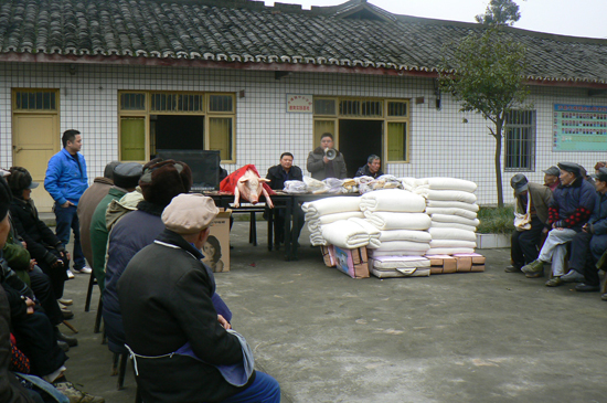 牛滩镇携手爱心企业慰问敬老院老人(图1)