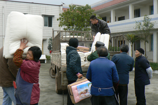 牛滩镇携手爱心企业慰问敬老院老人(图2)