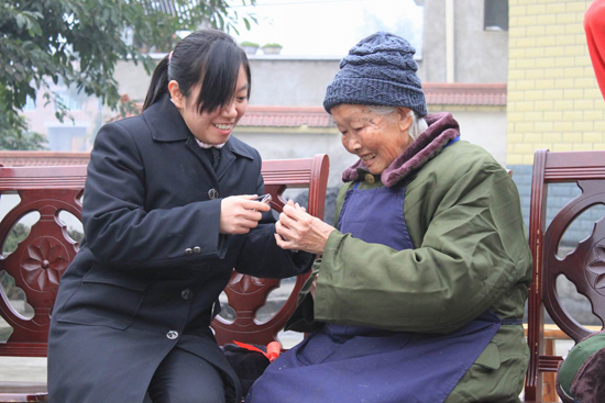 泸县法院青年干警&nbsp;温暖送到敬老院(图2)
