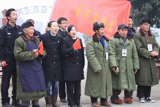 泸县法院青年干警&nbsp;温暖送到敬老院(图1)