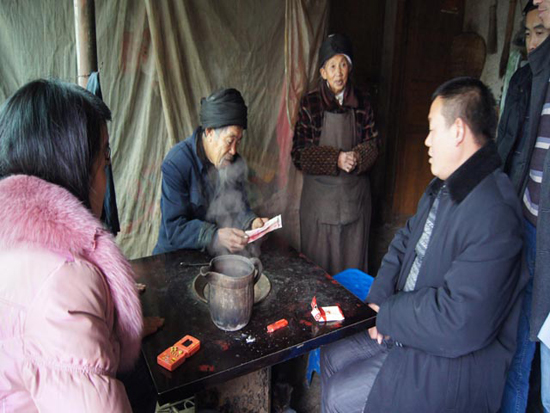 摩尼镇：党委书记冒雪带队寒冬送暖(图1)