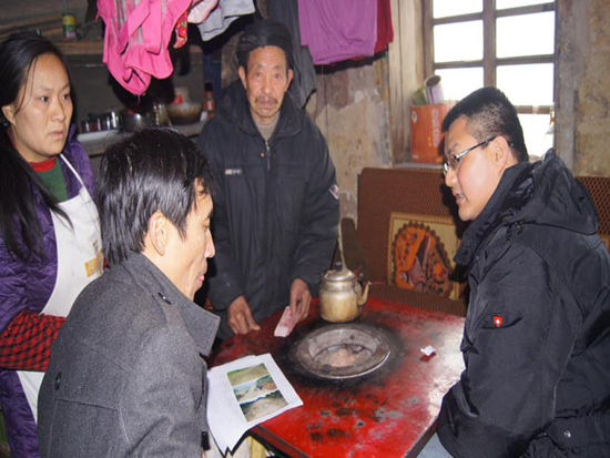 摩尼镇：党委书记冒雪带队寒冬送暖(图2)