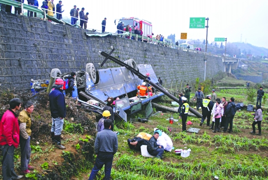 四天内&nbsp;广东开往泸州一大巴车在贵州境内又遭难(图1)