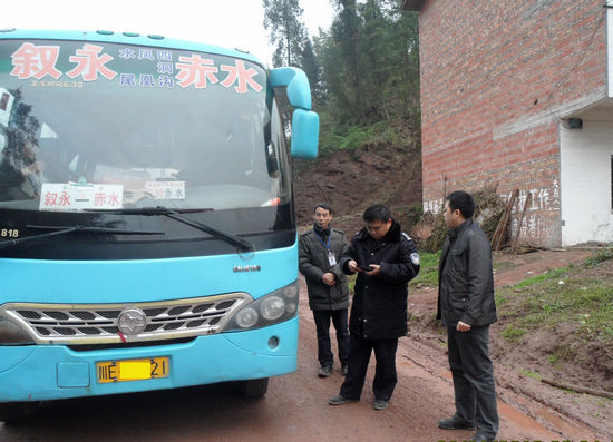 大石乡:确保旅客平安返乡 乡长率队突击交通安全(图1) 大石乡:确保旅客平安返乡 乡长率队突击交通安全(图1)