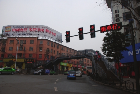 改变老城区拥堵现状&nbsp;自贡交管部门及时完善交通方案(图2)