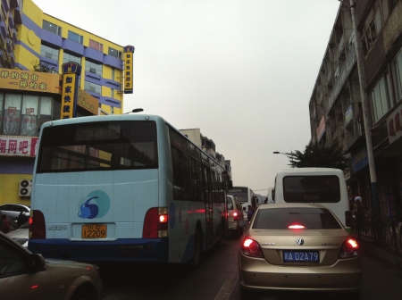 改变老城区拥堵现状&nbsp;自贡交管部门及时完善交通方案(图1)