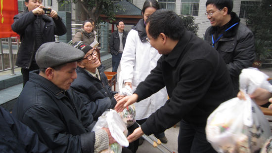 泸州市副市长李晓宇慰问福利院百岁老人(图2)