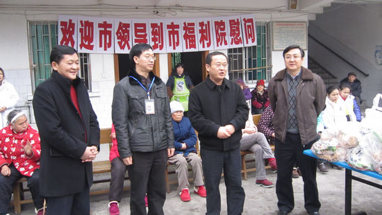 泸州市副市长李晓宇慰问福利院百岁老人(图1)