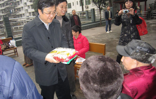 泸州市副市长李晓宇慰问福利院百岁老人(图4)