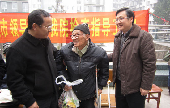 泸州市副市长李晓宇慰问福利院百岁老人(图3)