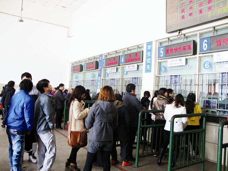 记者体验：火车站买短途车票较方便(图1)