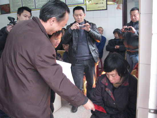 市、县政法委赴水尾镇钢铁村慰问(图2) 市、县政法委赴水尾镇钢铁村慰问(图2)