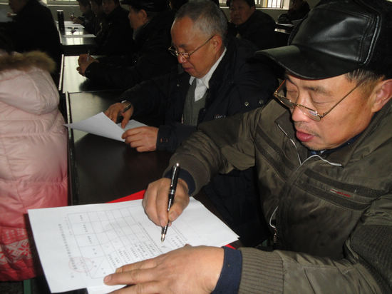 纳溪白节镇中心校党员带头参加创先争优群众评议(图2)