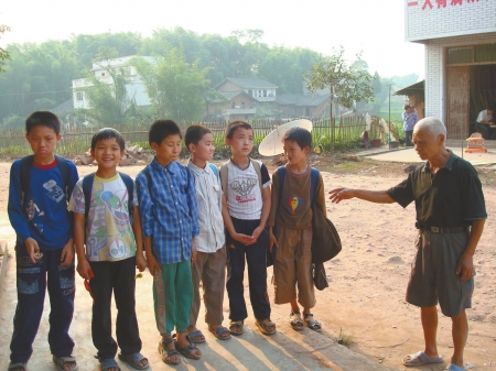 泸州：八旬老干部&nbsp;12年为学生义务护路(图1)