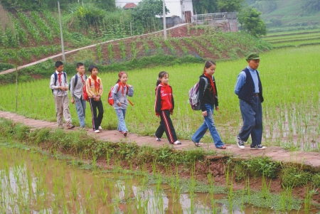 泸州：八旬老干部&nbsp;12年为学生义务护路(图2)