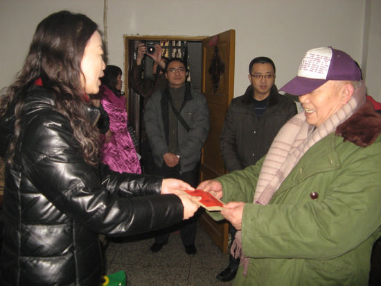 大山坪街道：节前慰问暖民心(图1)