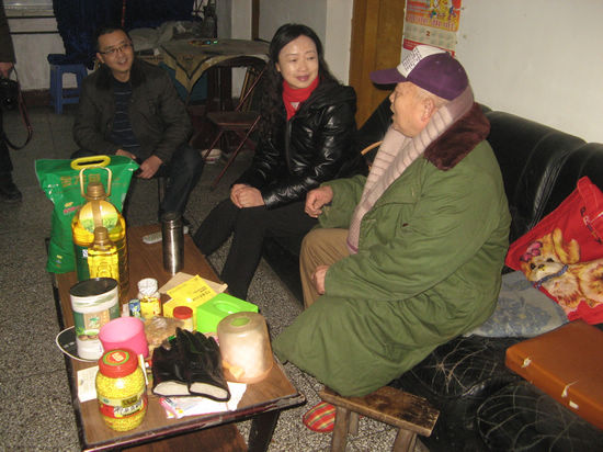 大山坪街道：节前慰问暖民心(图2)