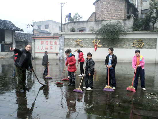 落卜镇开展卫生突击 干干净净迎双节(图1) 落卜镇开展卫生突击 干干净净迎双节(图1)