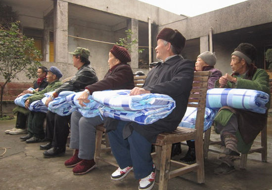 江阳区区长付小平一行慰问邻玉街道困难党员群众(图4) 江阳区区长付小平一行慰问邻玉街道困难党员群众(图4)