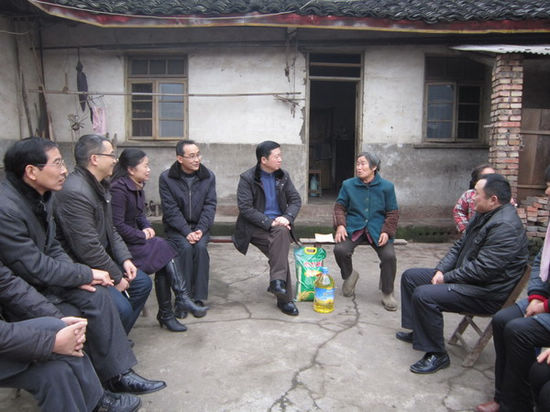 江阳区区长付小平一行慰问邻玉街道困难党员群众(图1) 江阳区区长付小平一行慰问邻玉街道困难党员群众(图1)