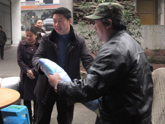 江阳区区长付小平一行慰问邻玉街道困难党员群众(图3) 江阳区区长付小平一行慰问邻玉街道困难党员群众(图3)