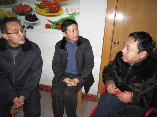 江阳区区长付小平一行慰问邻玉街道困难党员群众(图2) 江阳区区长付小平一行慰问邻玉街道困难党员群众(图2)