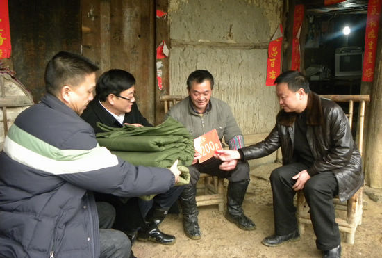 叙永县县长陈景强到黄坭乡进行春节慰问(图2)
