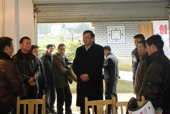 叙永县县长陈景强到黄坭乡进行春节慰问(图1)