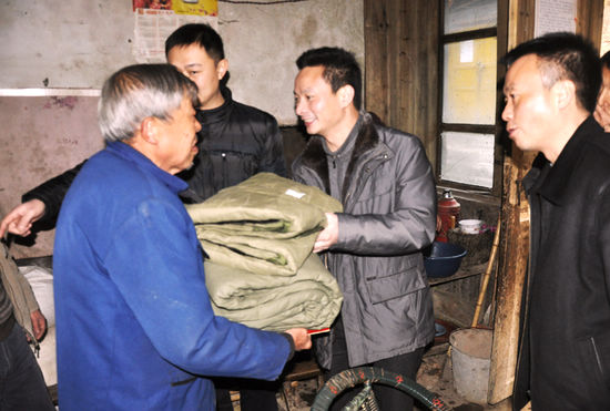 水潦乡:节前慰问 温暖群众心(图2) 水潦乡:节前慰问 温暖群众心(图2)