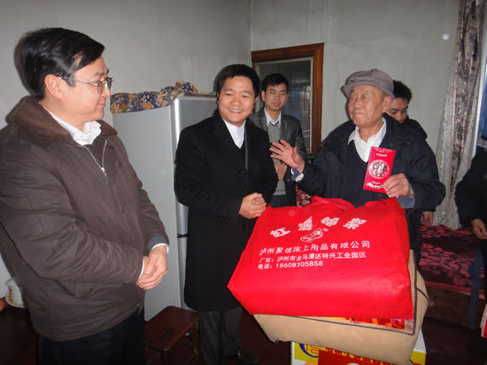 泸州市慈善总会与西南商贸城联合开展送温暖活动(图2)