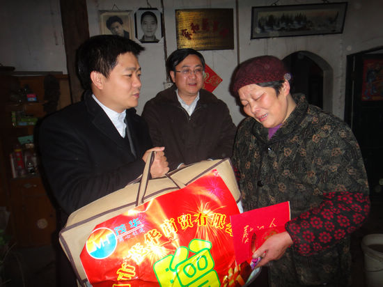 泸州市慈善总会与西南商贸城联合开展送温暖活动(图1)