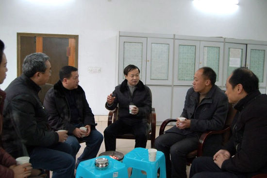 叙永县委副书记刘志勇节前慰问叙永二中教师(图2) 叙永县委副书记刘志勇节前慰问叙永二中教师(图2)