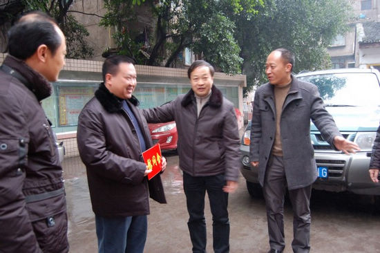 叙永县委副书记刘志勇节前慰问叙永二中教师(图1) 叙永县委副书记刘志勇节前慰问叙永二中教师(图1)