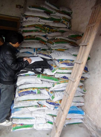 节前把好质量关 牛滩工商所开展化肥市场专项检查(图1) 节前把好质量关 牛滩工商所开展化肥市场专项检查(图1)