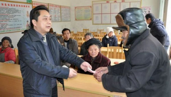 叙永总工会冒寒慰问彝族农民工家庭(图1) 叙永总工会冒寒慰问彝族农民工家庭(图1)