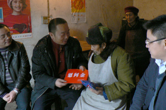 泸县副县长蒲涛到牛滩镇看望慰问贫困群众和党员(图1) 泸县副县长蒲涛到牛滩镇看望慰问贫困群众和党员(图1)