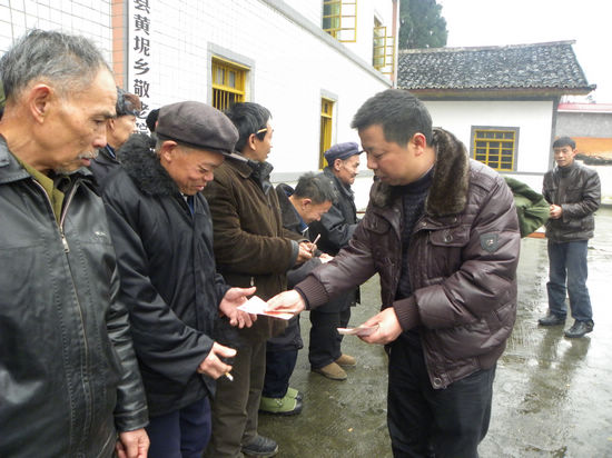 黄坭乡：机关干部和五保老人共迎新年(图1)