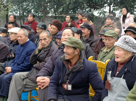龙马潭区送戏下乡慰问孤寡老人(图2) 龙马潭区送戏下乡慰问孤寡老人(图2)