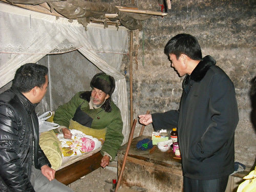 泸县商务局到喻寺镇兴隆村开展“送温暖”活动(图2) 泸县商务局到喻寺镇兴隆村开展“送温暖”活动(图2)