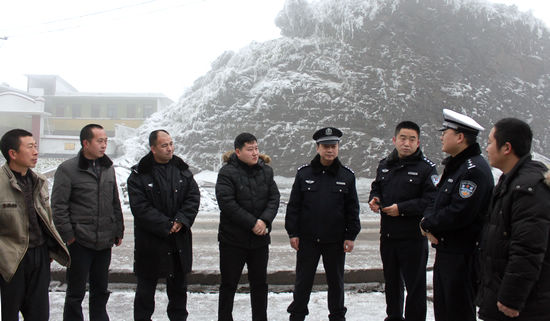 叙永交警冰雪路段现场办公&nbsp;保障交通安全(图1)